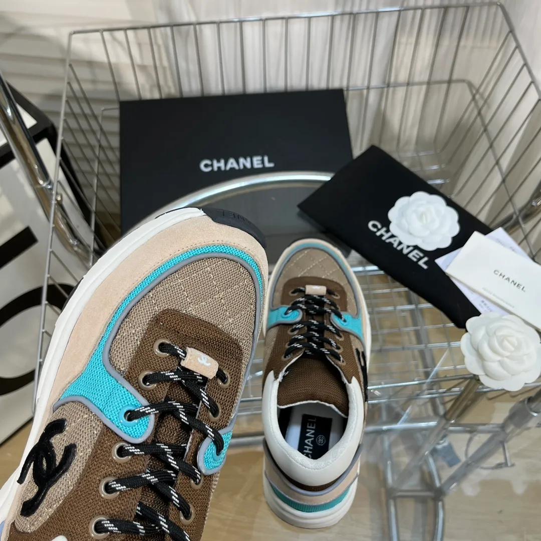 👟👟Ex-factory price 560👟👟 Chanel Chanel - 2022 counter top casual sports shoes This classic design; the upper is electro-embroidered with a variety of techniques; the outsole is fashionable and sporty; it is unusual to incorporate a variety of color matching elements... The diversified mix and match is very good-looking and versatile, casual, fashionable, sports and outdoor can be taken into account... ꫛꫀꪝ Go➫ Material: ❶Upper is made of: Original imported high mercerized smooth cow suede + electric embroidery technology + imported breathable mesh ❷Inner use: original imported breathable mesh ❸Outsole based on: original TPU combination outsole Counter boutique packaging complete set for women 35–42 men 38–46